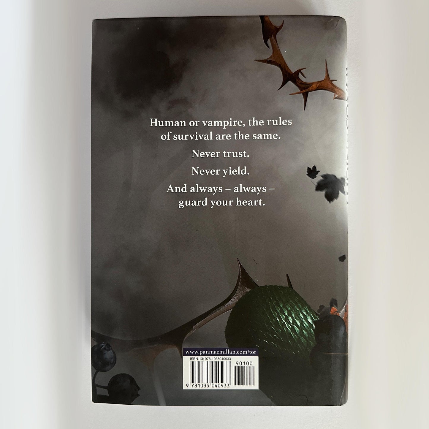 Hand-Painted Edges Book: The Serpent and the Wings of Night - Carissa Broadbent
